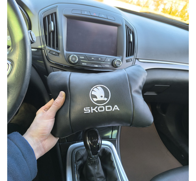 Автомобильные подушки 2 шт на подголовник Skoda / Шкода, из натуральной кожи, стильный аксессуар для вашего авто